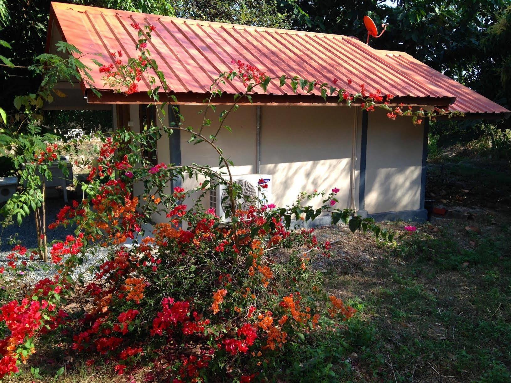 Areeya Resort Watthana Nakhon Екстер'єр фото